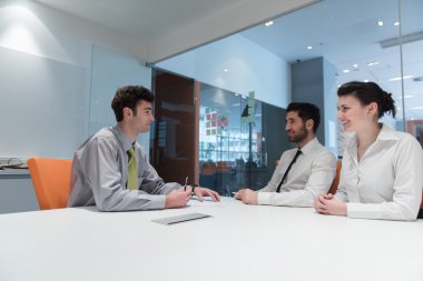 Genç çift ortakları sözleşme belgelerin imzalanması geri