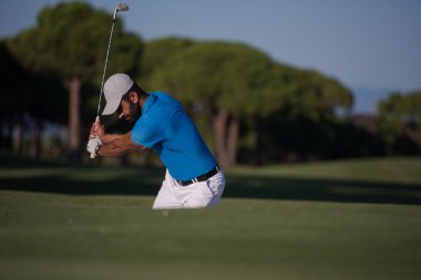 pro golfçü bir kum BUNKERİ atış isabet