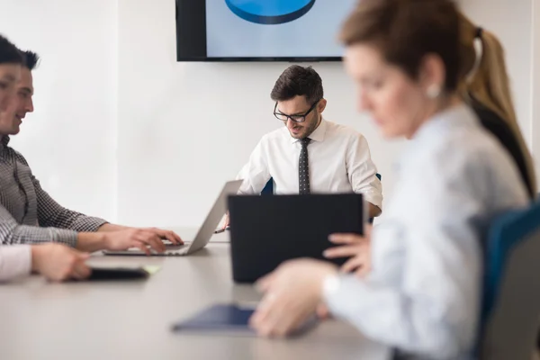 Grupo de jóvenes empresarios en la reunión de equipo en la oficina moderna — Foto de Stock