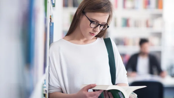 Estudante feminina na biblioteca — Fotografia de Stock