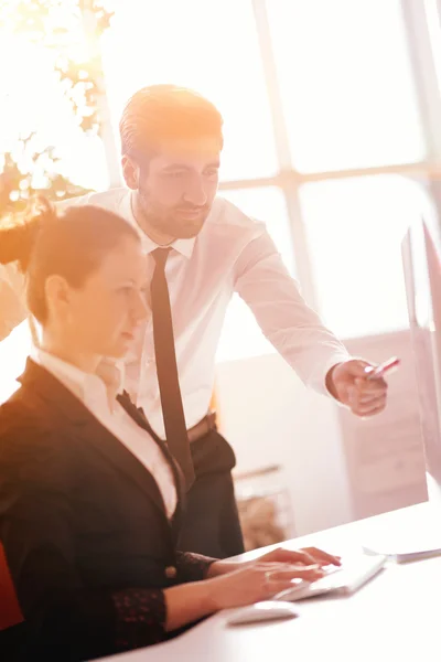 Jeune couple travaillant sur flip board au bureau — Photo