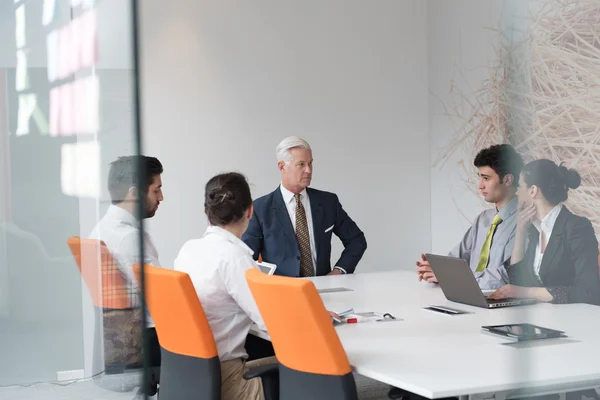 Gente de negocios grupo lluvia de ideas en la reunión — Foto de Stock