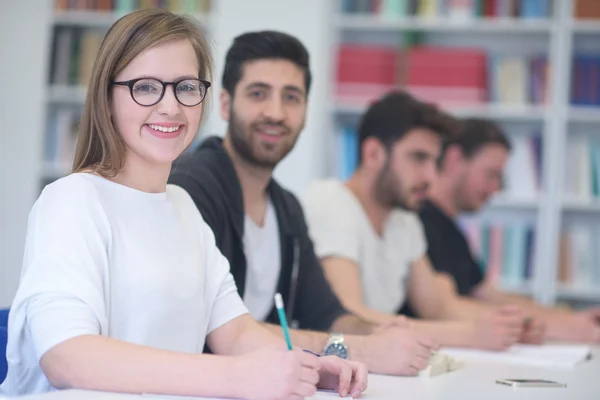 Grupp av studenter studera tillsammans i klassrummet — Stockfoto