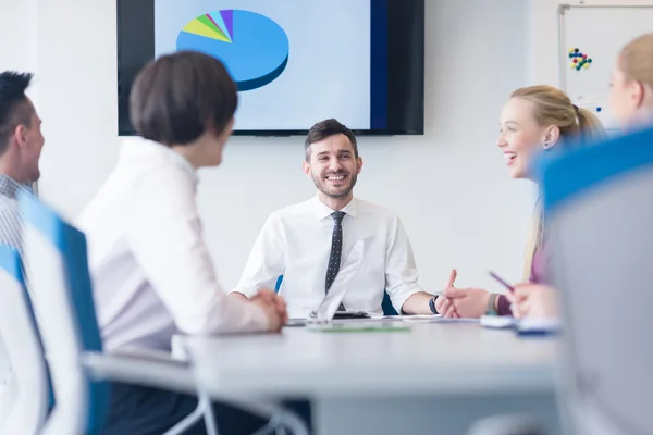 Gruppo di giovani uomini d'affari in riunione di squadra presso l'ufficio moderno — Foto Stock