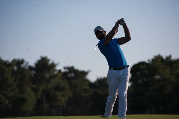 Golfista bater tiro no escuro — Fotografia de Stock