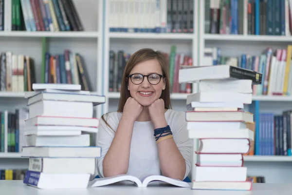 Estudante feminina na biblioteca — Fotografia de Stock