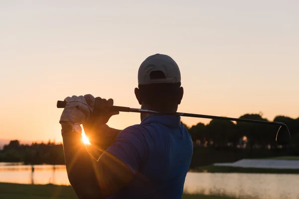 Golfer schlägt Weitschuss — Stockfoto