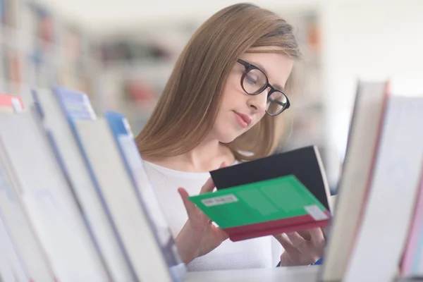 Studentin in der Bibliothek — Stockfoto