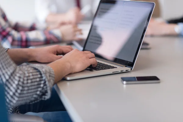 Biznes człowiek rąk pisania na laptopa z zespołem na mnie z bliska — Zdjęcie stockowe