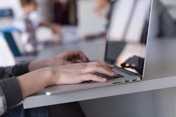 Close-up de mulheres de negócios mão digitando no laptop com a equipe em m — Fotografia de Stock