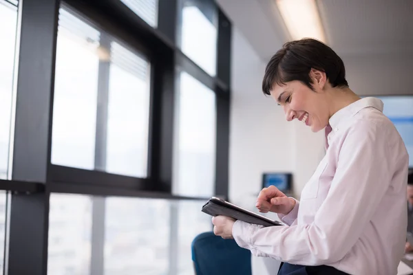 Zakenvrouw op vergadering met Tablet PC — Stockfoto