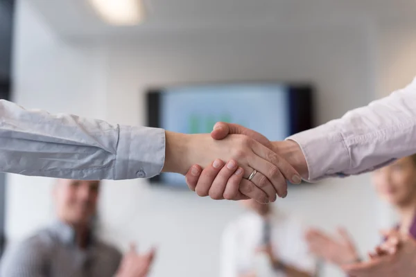 Affari donne stretta di mano — Foto Stock