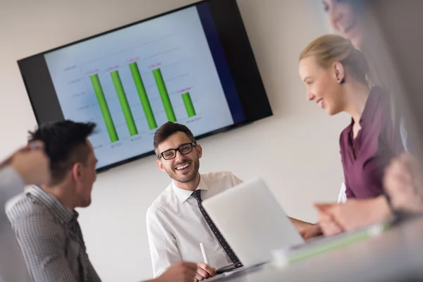 Jonge mensen de bedrijfsgroep op teamvergadering bij moderne kantoor — Stockfoto