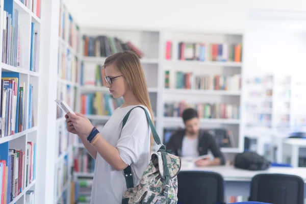 Estudante feminina na biblioteca — Fotografia de Stock