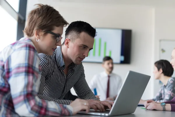 Jonge bedrijf paar bezig op laptop, ondernemers groep — Stockfoto