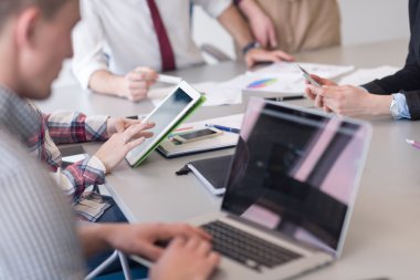 modern ofis takım toplantıda genç iş insanlar grubu