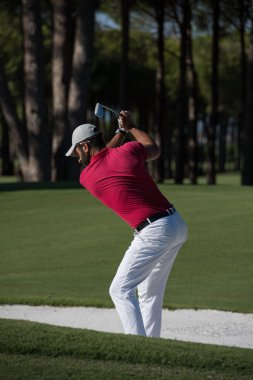 bir kum BUNKERİ atış isabet golfçü