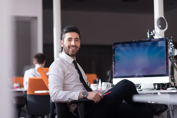 Giovane uomo d'affari che lavora sul computer desktop — Foto Stock