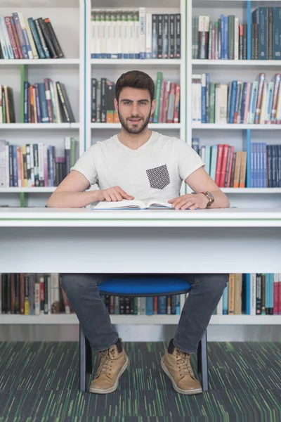 Studente studia nella biblioteca scolastica — Foto Stock