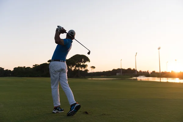 Golfista colpire colpo lungo — Foto Stock