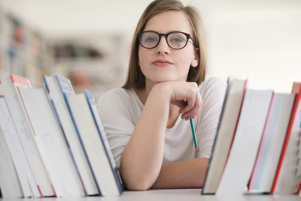 Estudante feminina na biblioteca — Fotografia de Stock