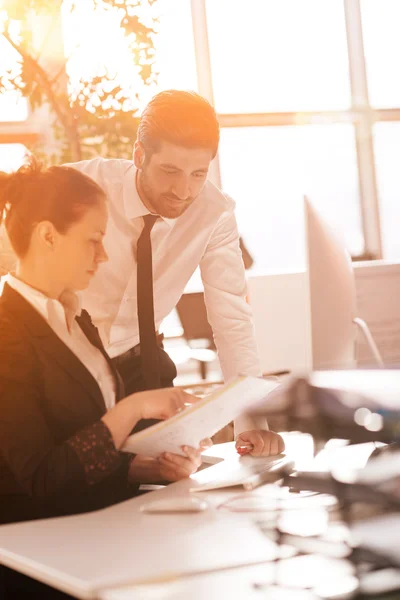 Pareja Negocios Trabajando Juntos Proyecto Moderna Oficina Inicio Escena Matutina — Foto de Stock