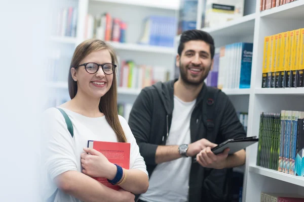 Grupa uczniów w bibliotece szkolnej — Zdjęcie stockowe