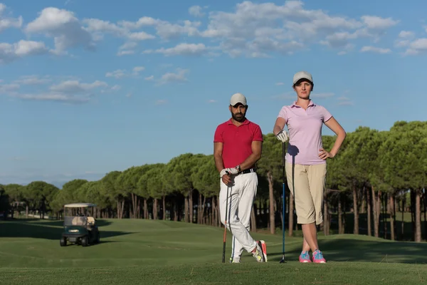 Portret para na pole golfowe — Zdjęcie stockowe