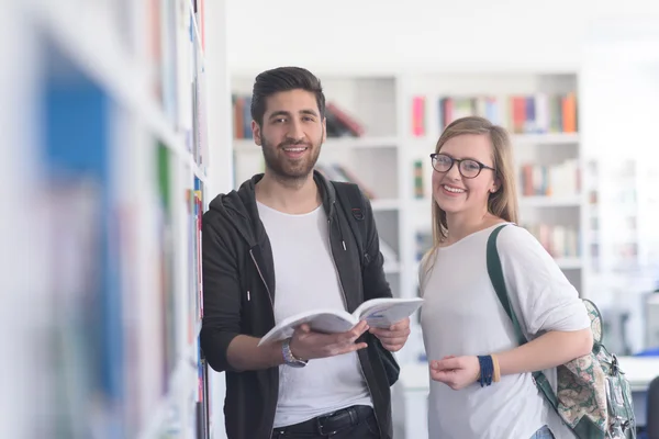 Studenti coppia nella biblioteca scolastica — Foto Stock