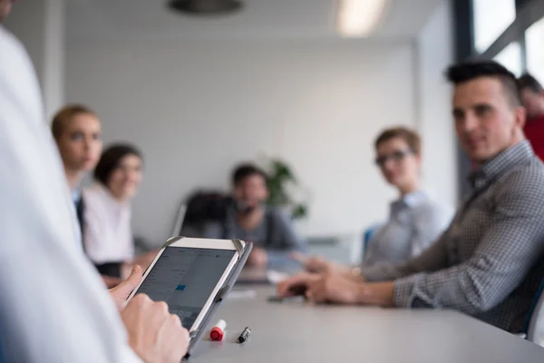 Primer plano de las manos de hombre de negocios utilizando tableta en la reunión —  Fotos de Stock