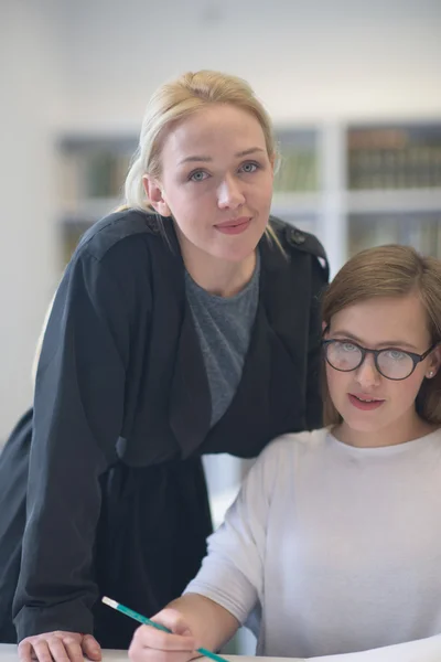 Lehrerin hilft Schülern im Unterricht — Stockfoto