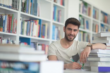 Okul kütüphanesinde öğrenci eğitimi
