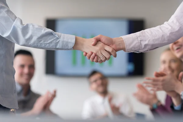 Negocios mujeres apretón de manos — Foto de Stock