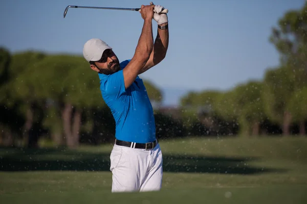 Pro golfspelare slår en sand bunker sköt — Stockfoto