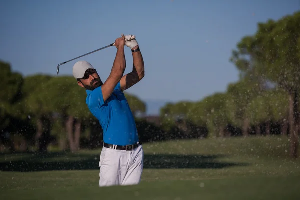 Golfista profissional batendo um bunker de areia tiro — Fotografia de Stock