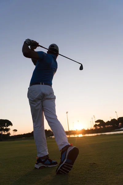 Golfçü isabet uzun atış — Stok fotoğraf