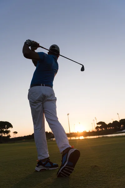 Golfer hitting long shot — Stock Photo, Image