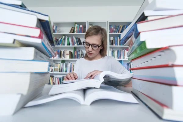 Estudante feminina na biblioteca — Fotografia de Stock