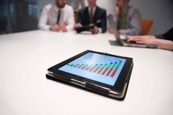 Primer plano de touchpad con documentos analíticos en la reunión de negociosn —  Fotos de Stock