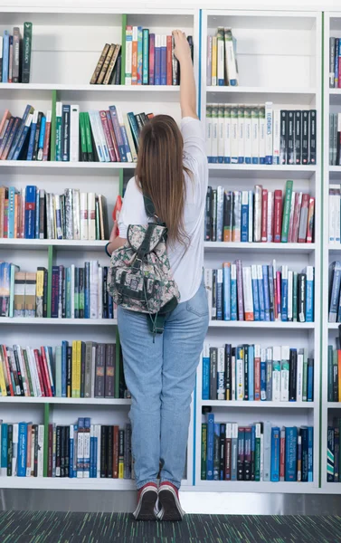 Estudante feminina na biblioteca — Fotografia de Stock