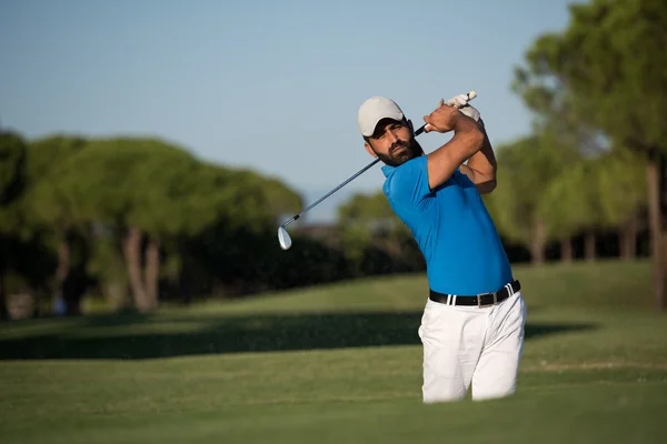 Golfista profissional batendo um bunker de areia tiro — Fotografia de Stock