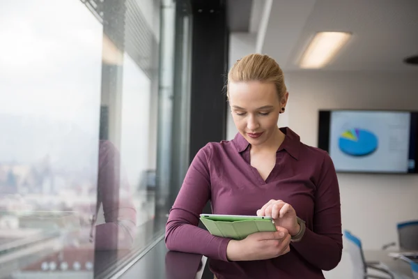 Mujer de negocios rubia trabajando — Foto de Stock