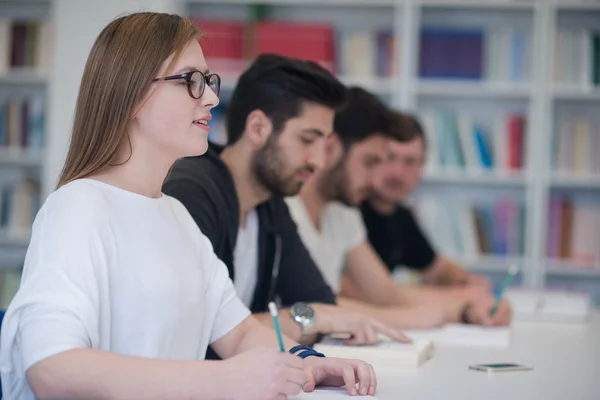 Gruppo di studenti che studiano insieme in classe — Foto Stock