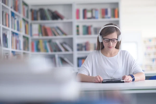 Estudiante en la biblioteca — Foto de Stock