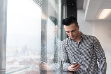 akıllı telefon kullanma office genç iş adamı