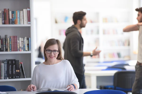 Estudiante en la biblioteca de la escuela, grupo de estudiantes en bac —  Fotos de Stock