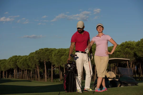 Portret van paar op golfbaan — Stockfoto