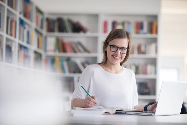 Estudiante en la biblioteca — Foto de Stock