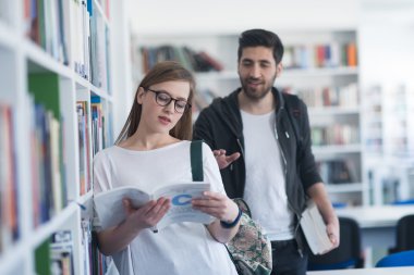 Öğrenciler iki okul Kütüphanesi sonra