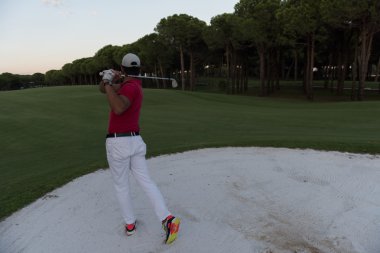 sunset bulvarında bir kum BUNKERİ isabet golfçü vurdu